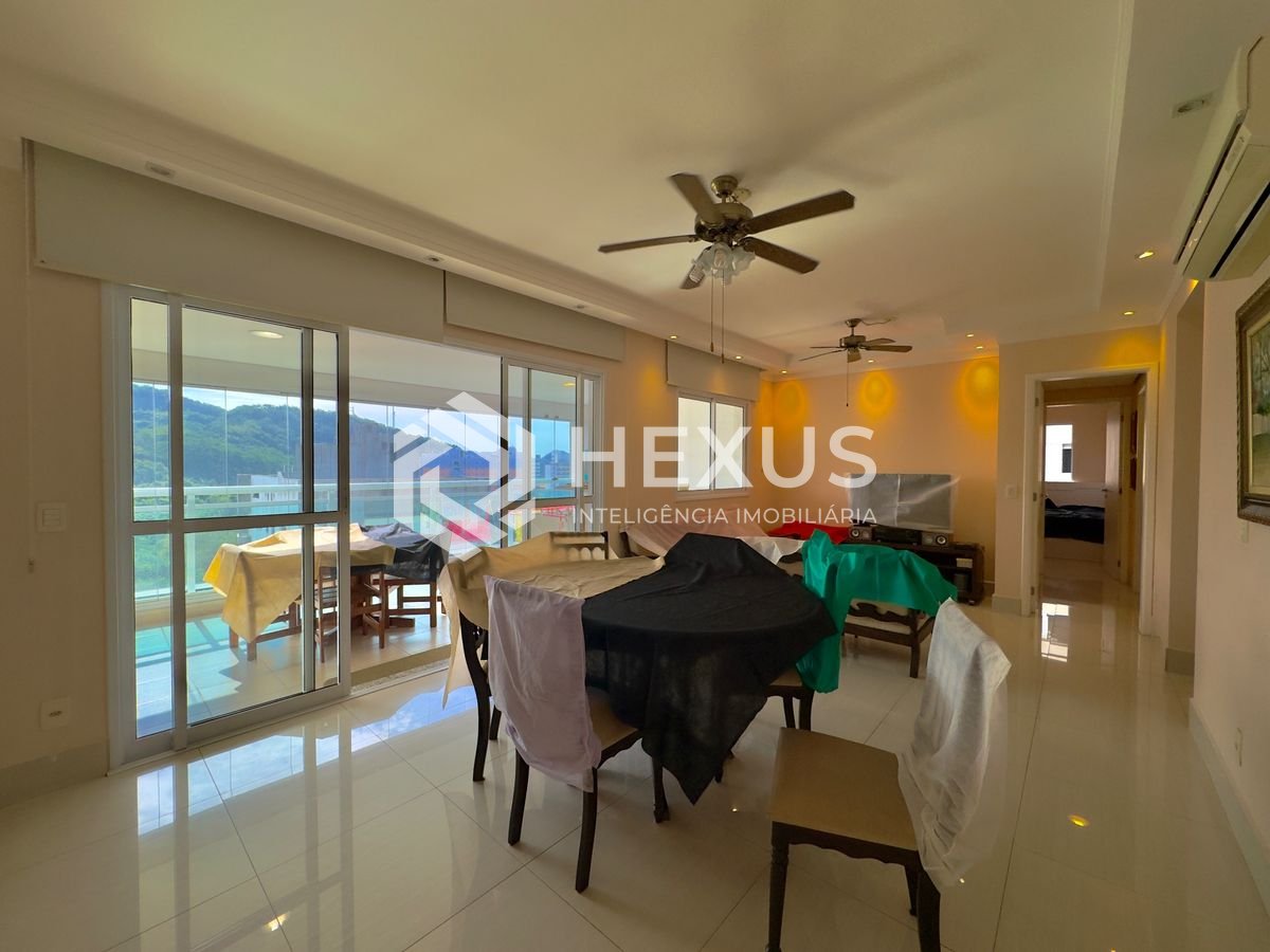 Foto 4 de Apartamento reformado com varanda a 50m da praia no Jardim Astúrias, Guarujá