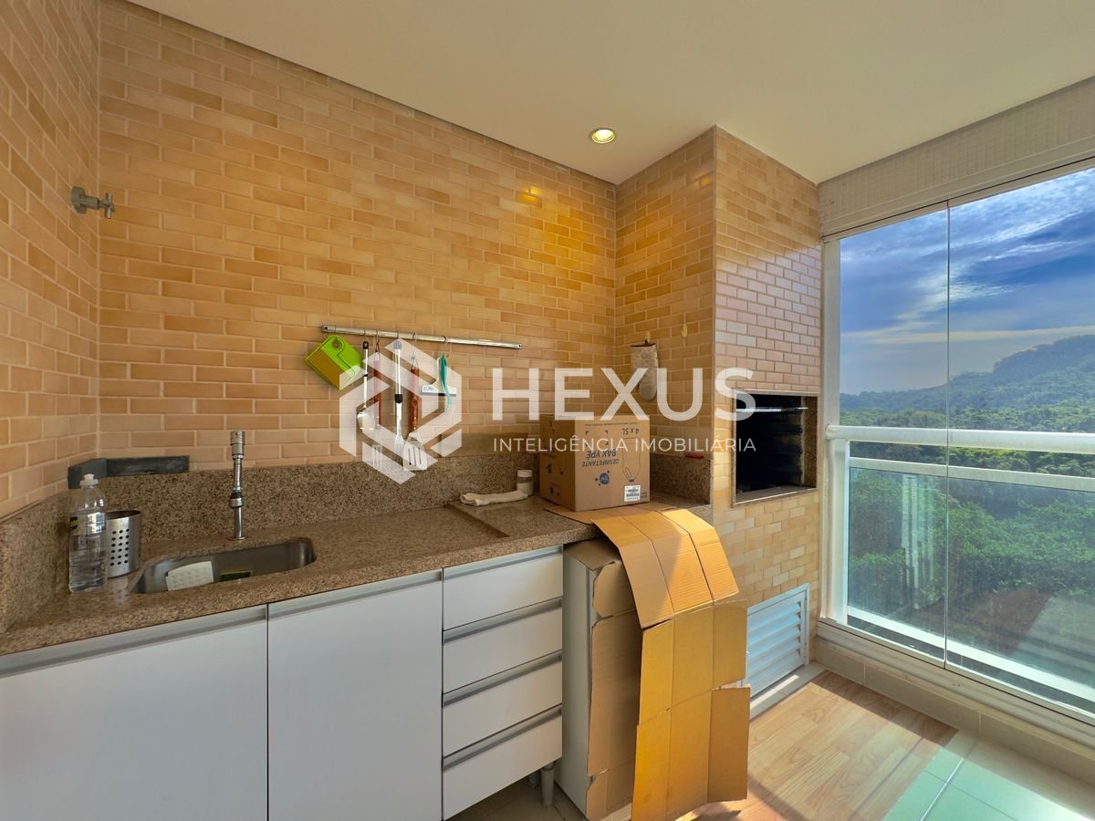 Foto 5 de Apartamento reformado com varanda a 50m da praia no Jardim Astúrias, Guarujá