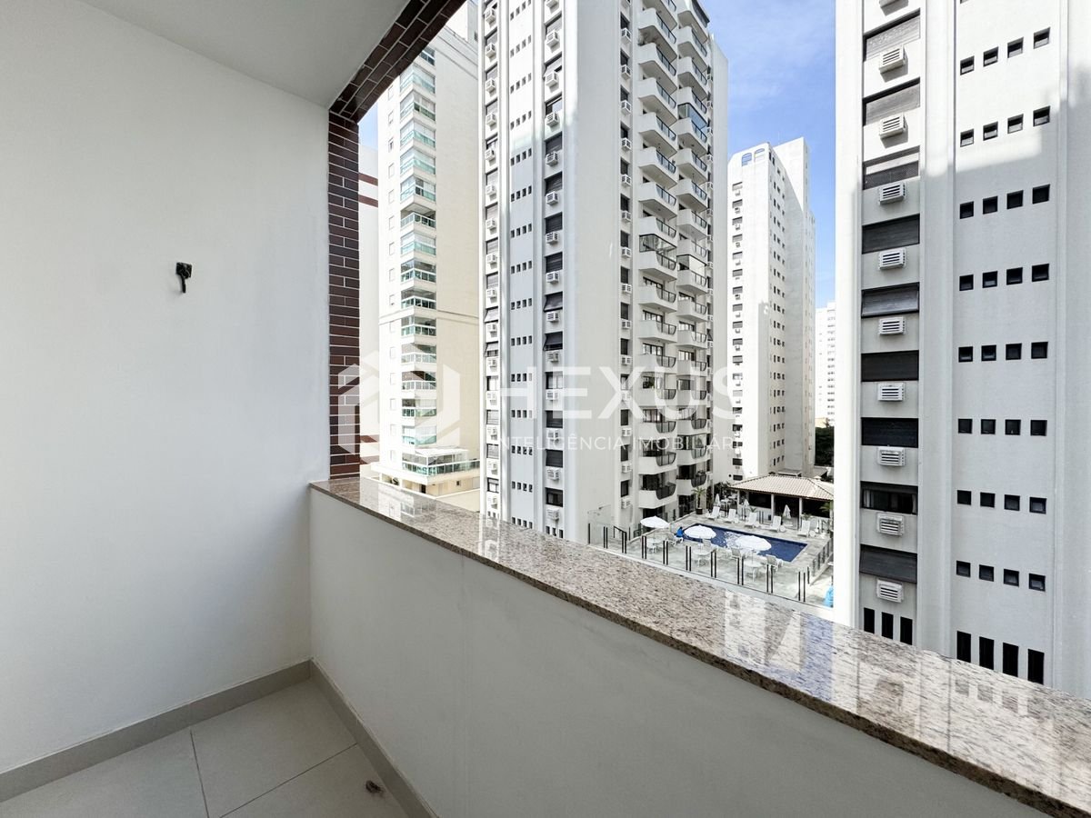 Foto 5 de Apartamento reformado com varanda vista mar e lazer a 250m da praia nas Pitangueiras, Guarujá