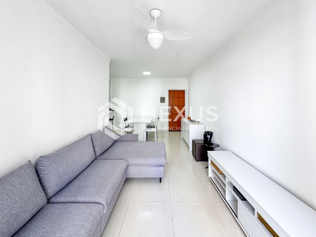 Foto 4 de Apartamento reformado com varanda vista mar e lazer a 250m da praia nas Pitangueiras, Guarujá