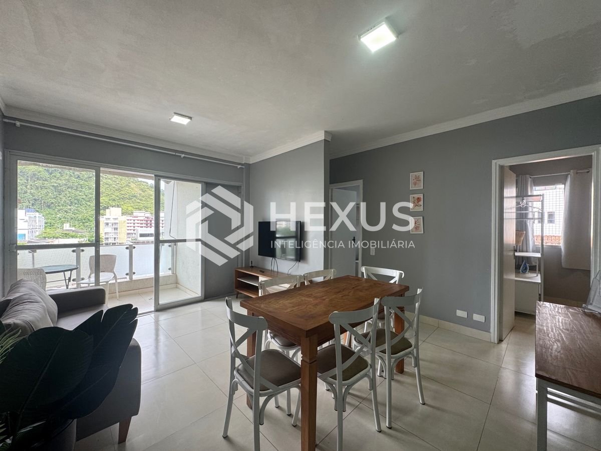 Foto 2 de Apartamento reformado com varanda e lazer a 150m da praia na Enseada, Guarujá