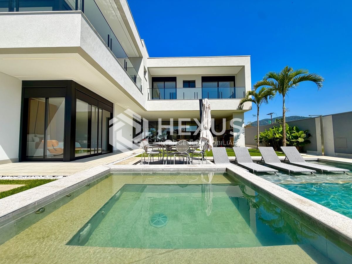 Foto 3 de Casa de alto padrão com piscina e área gourmet no Jardim Acapulco, Guarujá