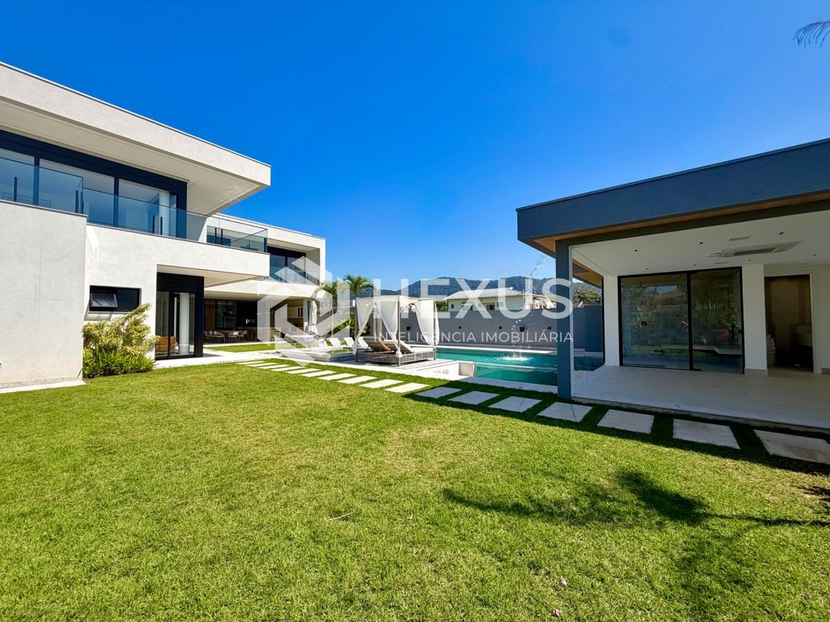 Foto 4 de Casa de alto padrão com piscina e área gourmet no Jardim Acapulco, Guarujá
