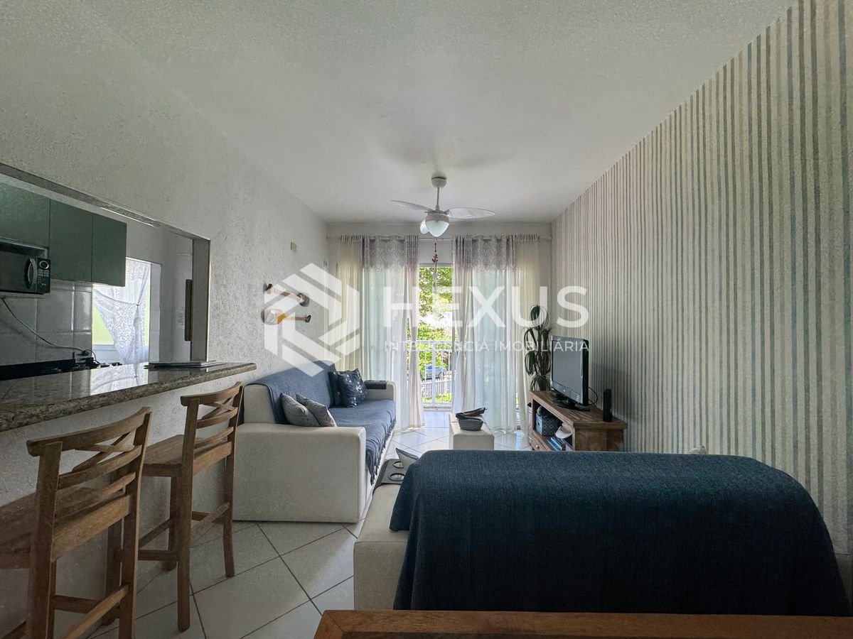 Foto 3 de Apartamento reformado com varanda e lazer a 400m da praia na Enseada, Guarujá