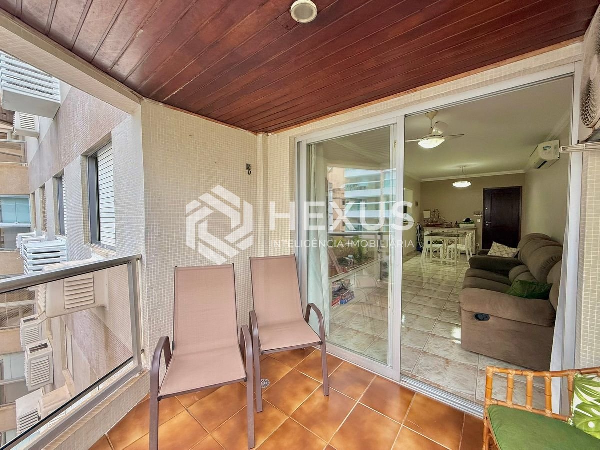 Foto 4 de Apartamento reformado com varanda a 200m da praia na Enseada, Guarujá