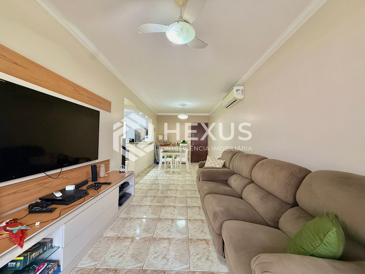 Foto 3 de Apartamento reformado com varanda a 200m da praia na Enseada, Guarujá