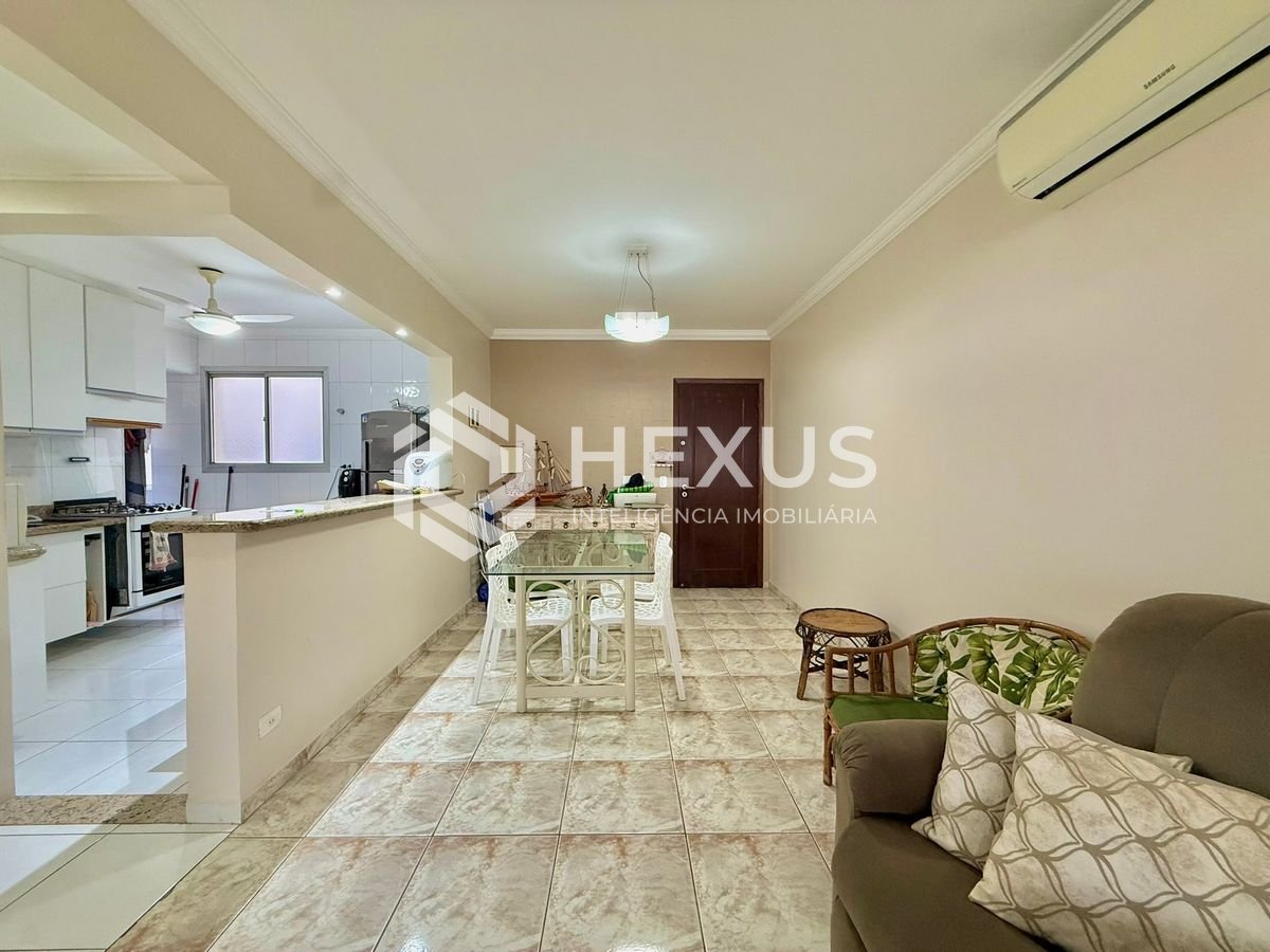 Foto 5 de Apartamento reformado com varanda a 200m da praia na Enseada, Guarujá