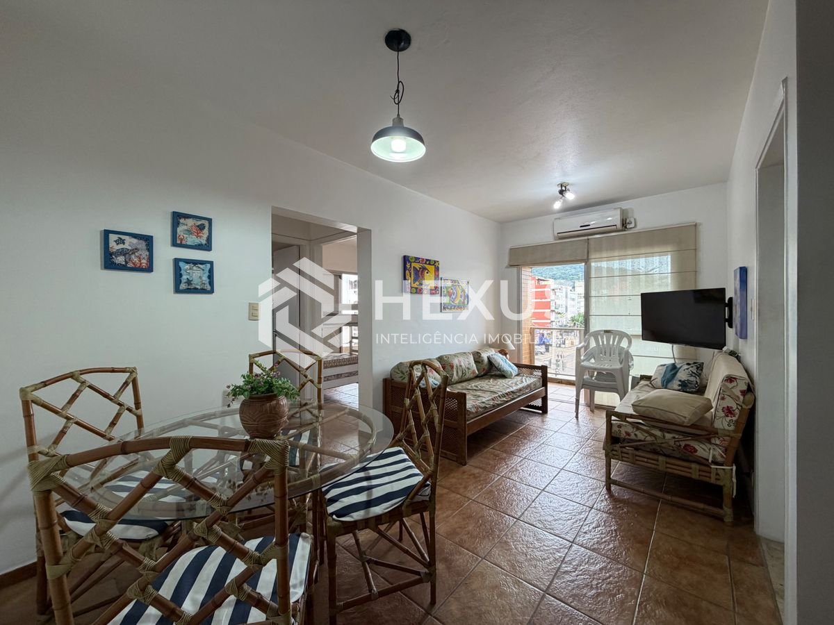 Apartamento com varanda a 500m da praia na Enseada, Guarujá