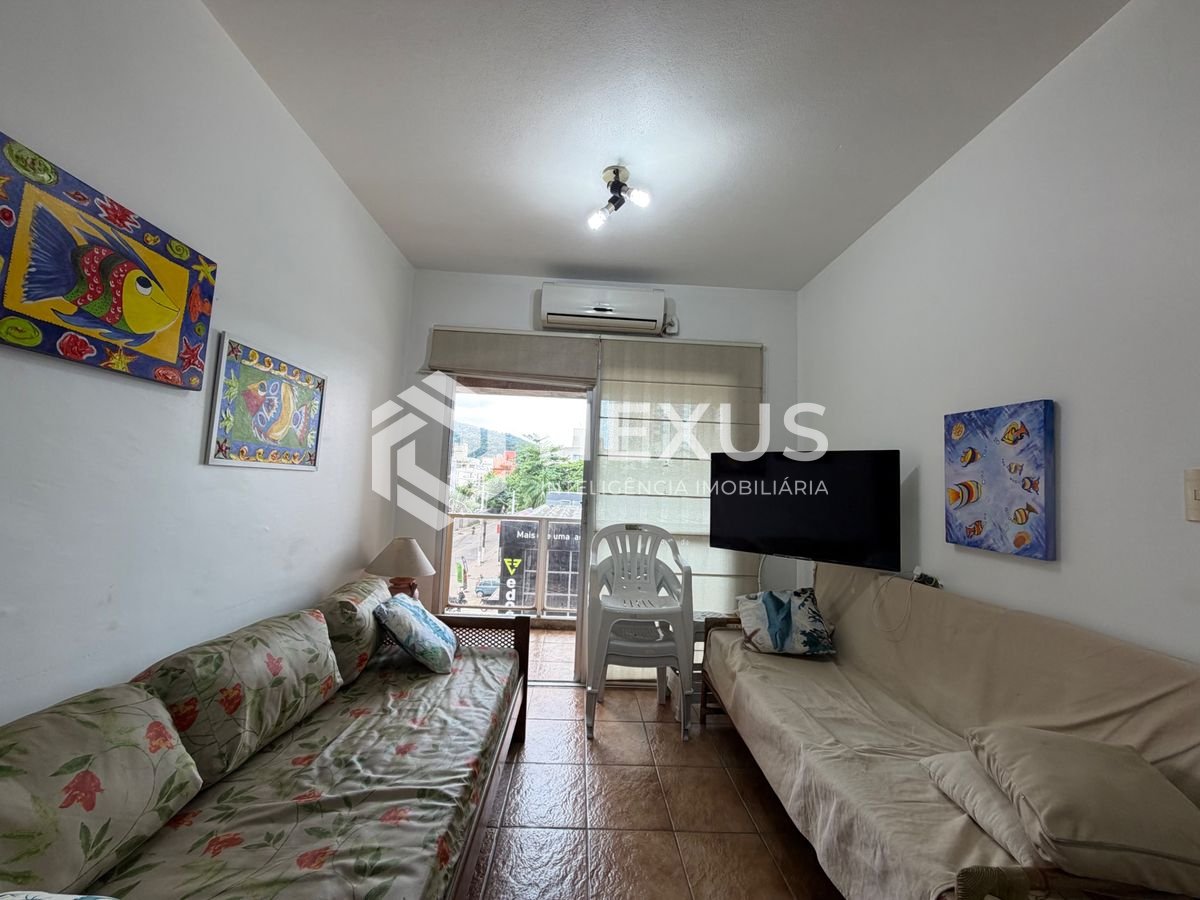 Foto 3 de Apartamento com varanda a 500m da praia na Enseada, Guarujá