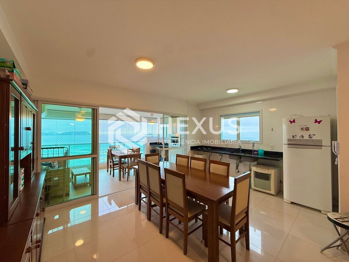Foto 4 de Apartamento reformado com varanda vista mar e lazer na beira mar da Enseada, Guarujá
