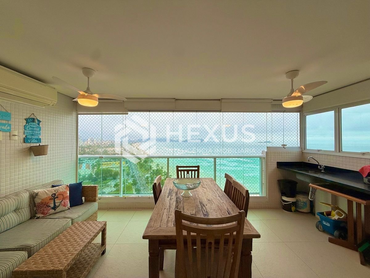 Foto 3 de Apartamento reformado com varanda vista mar e lazer na beira mar da Enseada, Guarujá