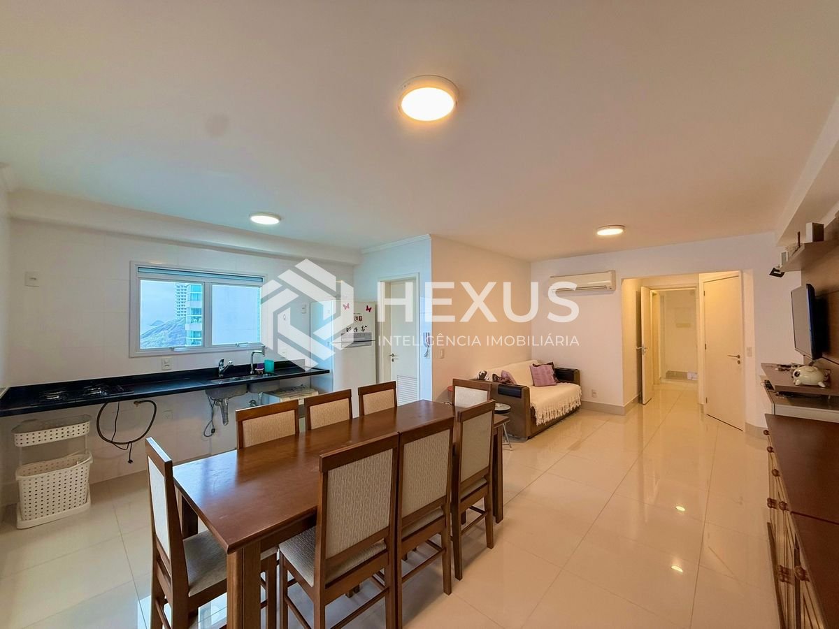 Foto 5 de Apartamento reformado com varanda vista mar e lazer na beira mar da Enseada, Guarujá