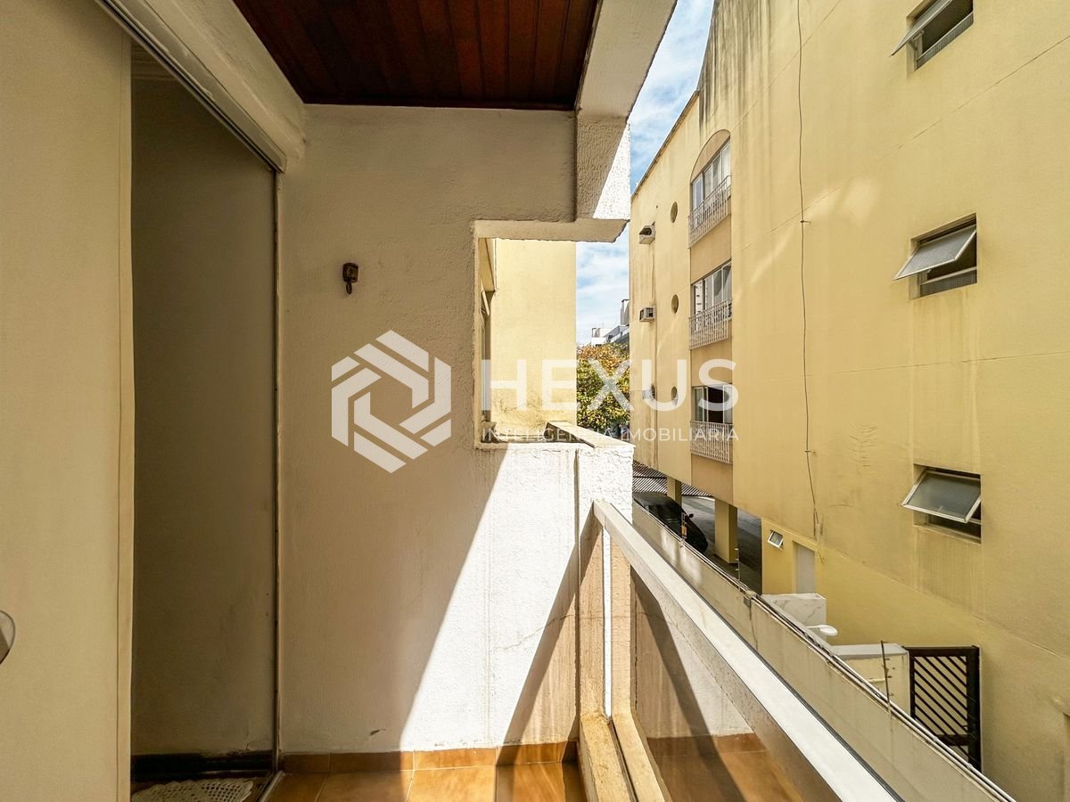 Foto 3 de Apartamento com varanda a 600m da praia na região do Unaerp na Enseada, Guarujá