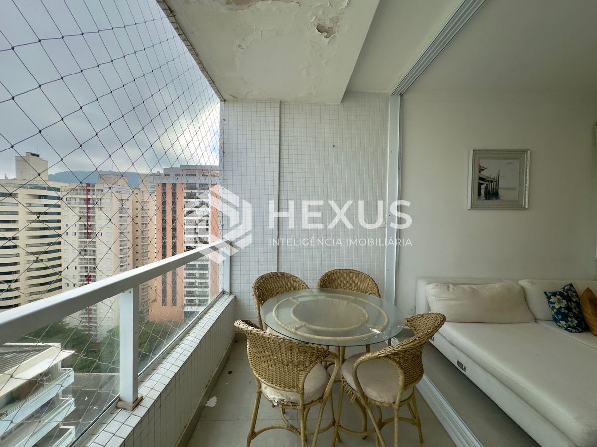 Foto 5 de Apartamento reformado com varanda vista mar na beira mar nas Pitangueiras, Guarujá