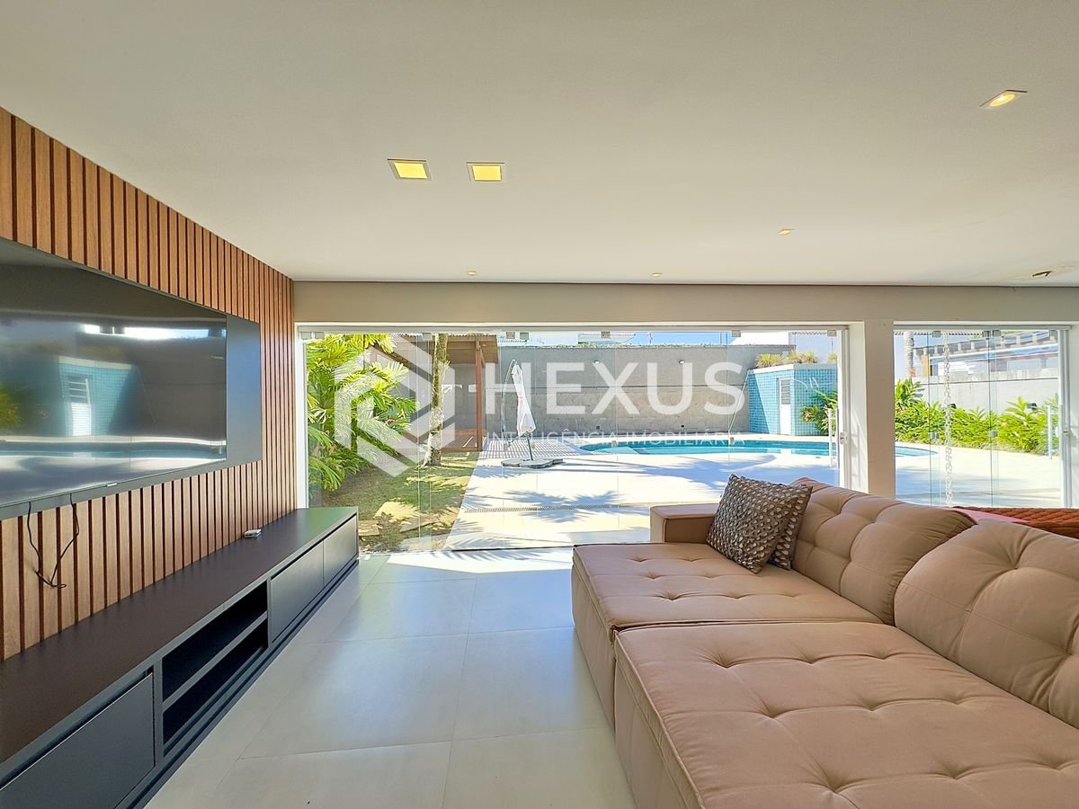 Foto 5 de Casa reformada com piscina e área gourmet no Jardim Acapulco, Guarujá