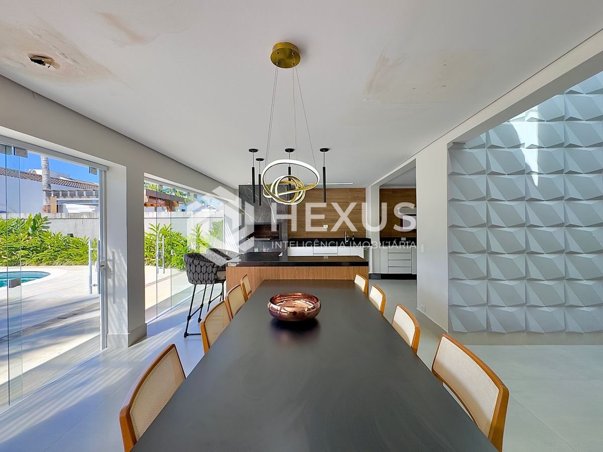 Foto 3 de Casa reformada com piscina e área gourmet no Jardim Acapulco, Guarujá