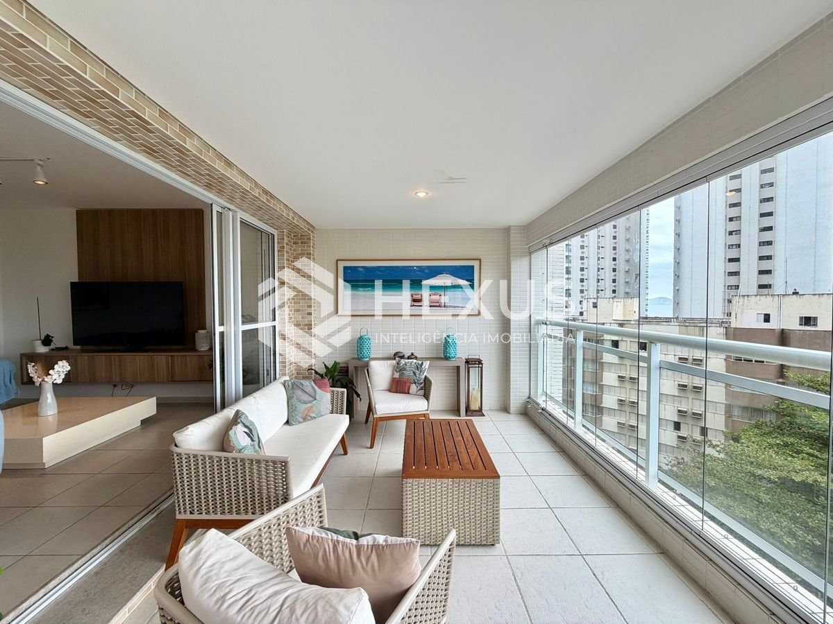 Foto 4 de Apartamento reformado com varanda gourmet vista mar e lazer na Enseada, Guarujá