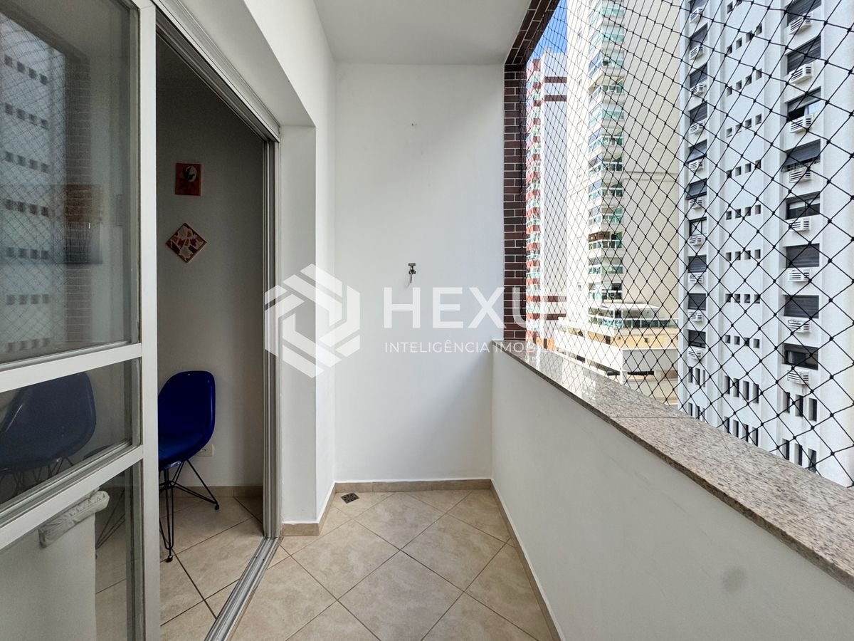 Foto 3 de Apartamento com varanda e lazer a 250m da praia nas Pitangueiras, Guarujá