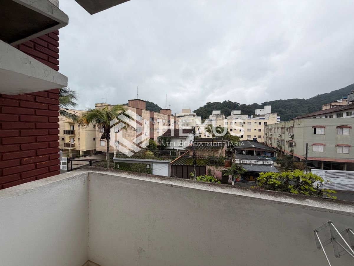 Foto 4 de Apartamento com varanda a 500m da praia na região da Vila Júlia na Enseada, Guarujá