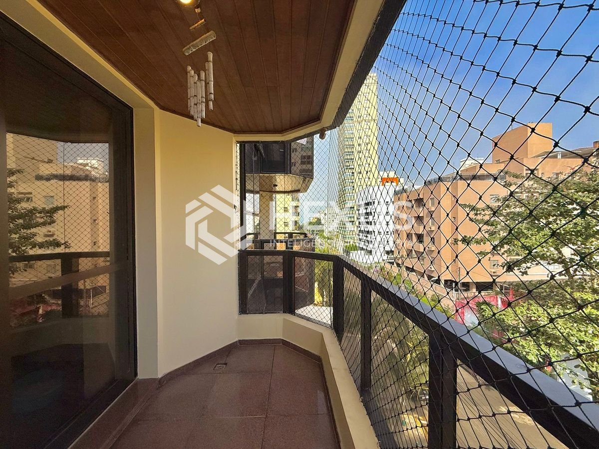 Foto 3 de Apartamento com varanda e lazer a 400m da praia na Brunela na Enseada, Guarujá