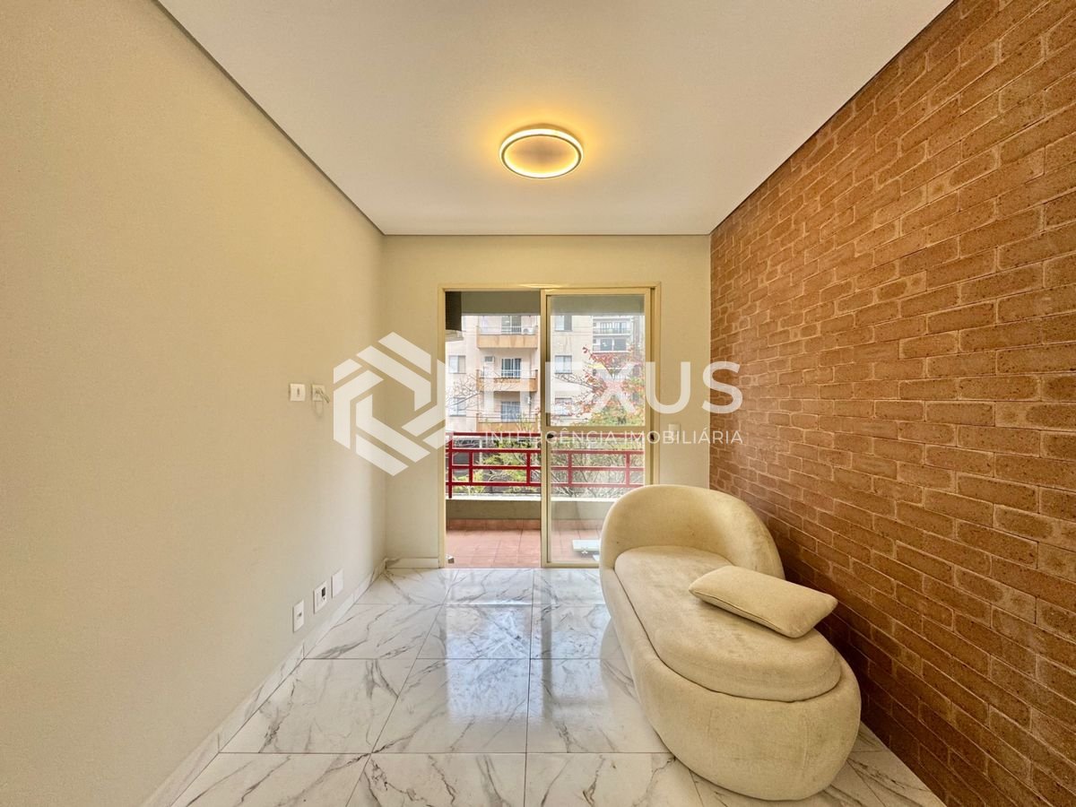 Foto 2 de Apartamento reformado com varanda e lazer a 500m da praia na região do Jardim São Miguel na Enseada, Guarujá