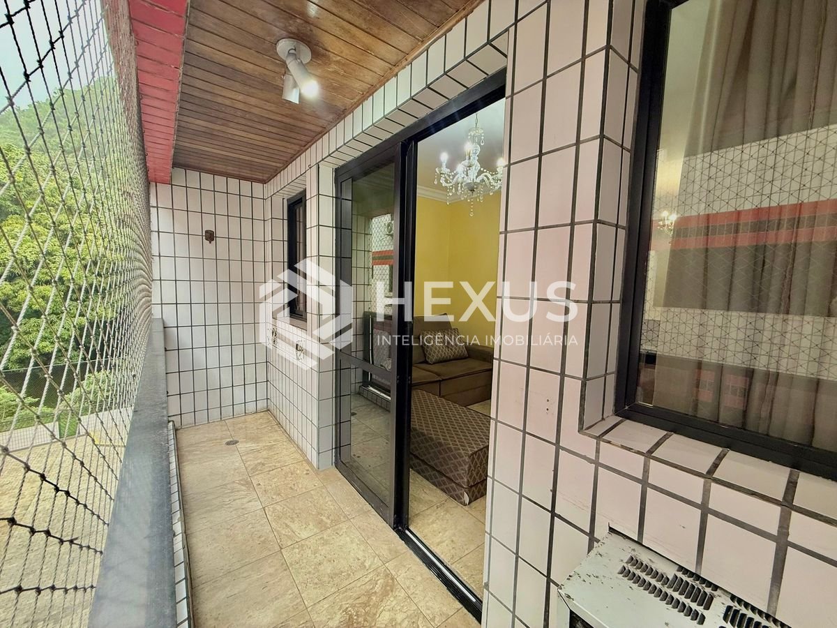 Foto 3 de Apartamento reformado com varanda e lazer a 350m da praia no Tejereba na Enseada, Guarujá