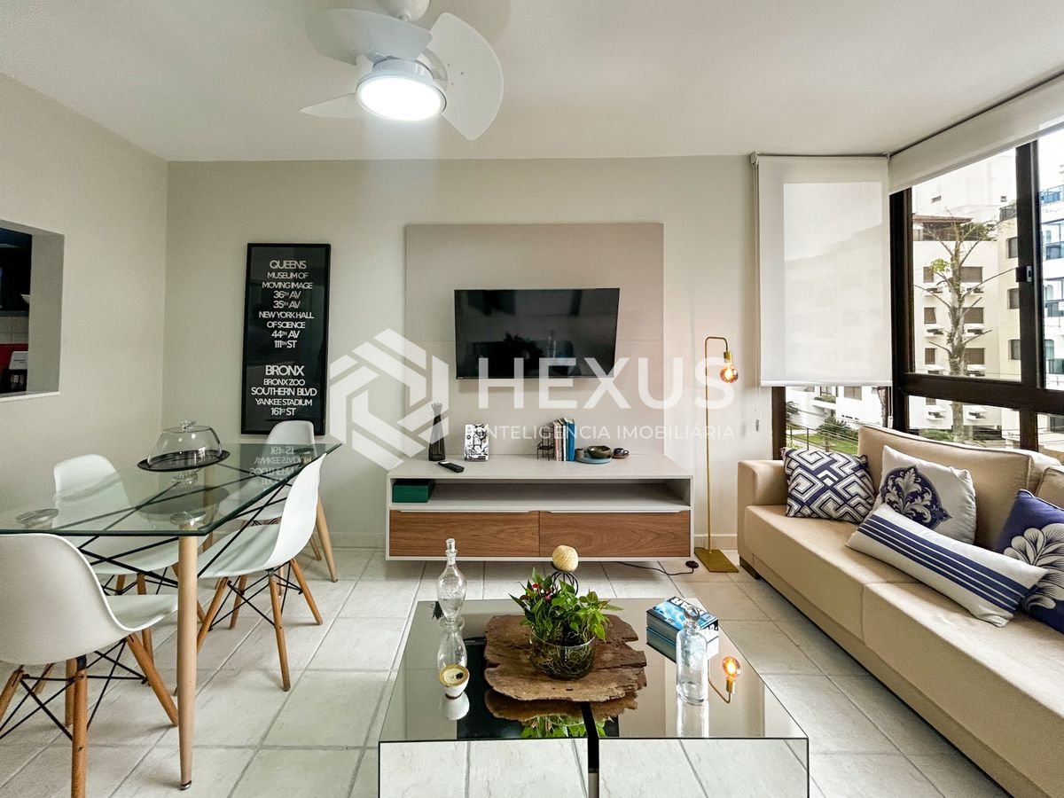 Foto 4 de Apartamento reformado com varanda e lazer a 200m da praia na Enseada, Guarujá