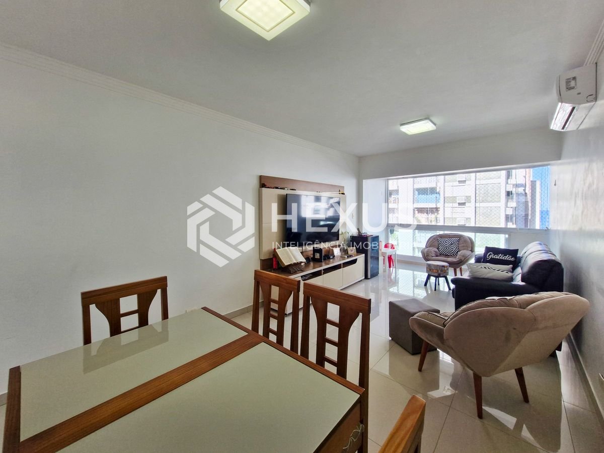 Foto 5 de Apartamento reformado com varanda vista mar a 300m da praia nas Pitangueiras, Guarujá