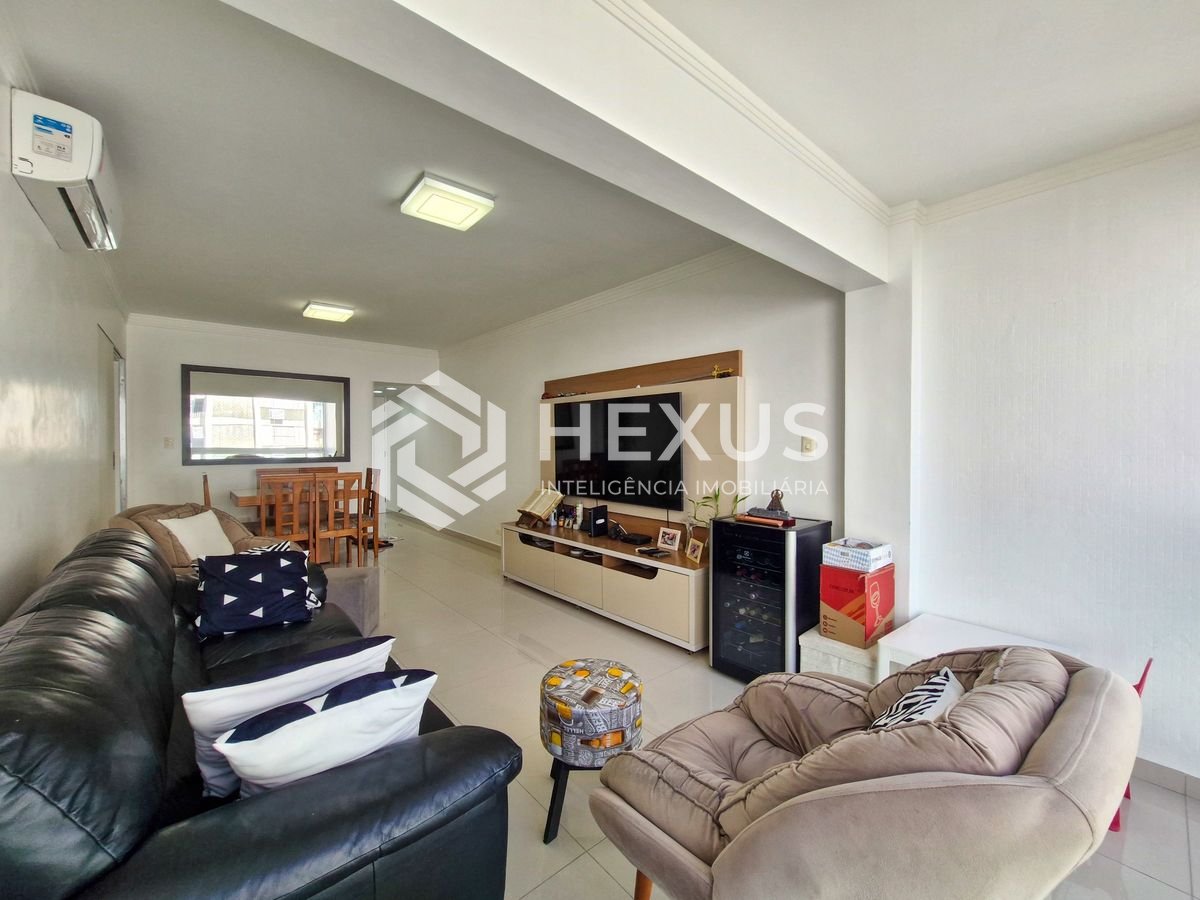 Foto 3 de Apartamento reformado com varanda vista mar a 300m da praia nas Pitangueiras, Guarujá