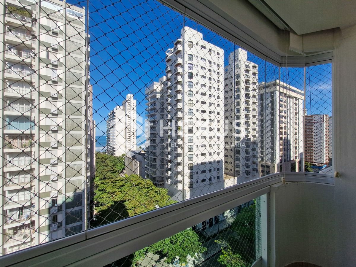 Foto 2 de Apartamento reformado com varanda vista mar a 300m da praia nas Pitangueiras, Guarujá