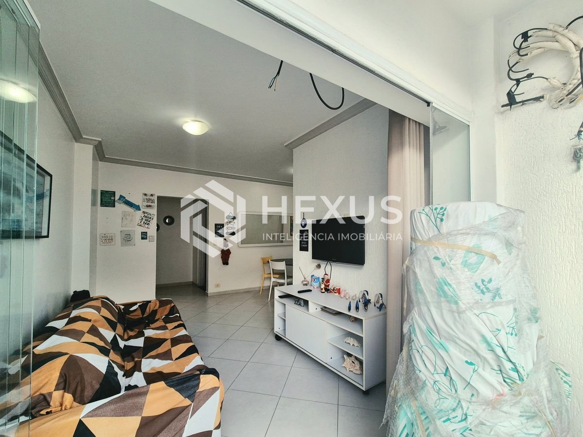 Foto 4 de Apartamento reformado com varanda a 1 quadra da praia nas Pitangueiras, Guarujá