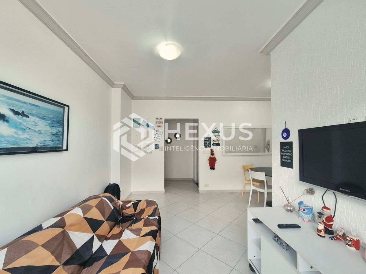 Foto 3 de Apartamento reformado com varanda a 1 quadra da praia nas Pitangueiras, Guarujá
