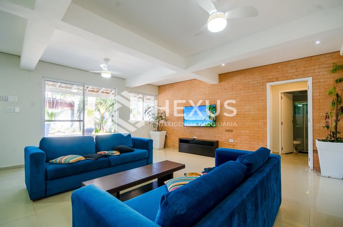 Foto 4 de Casa reformado com varanda gourmet a 350m da praia na região do Golf Club no Pernambuco, Guarujá