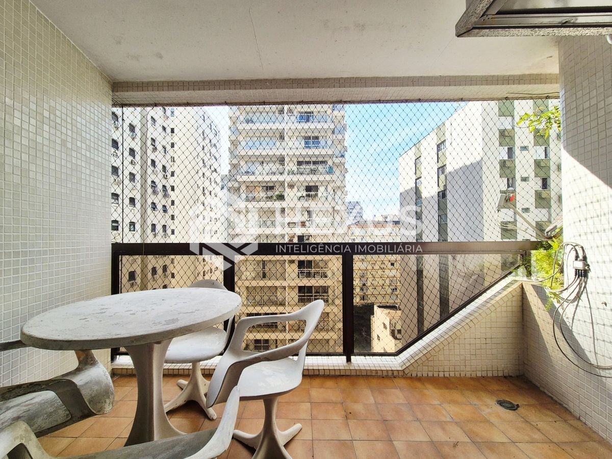 Foto 2 de Apartamento com varanda e lazer a 200m da praia nas Pitangueiras, Guarujá