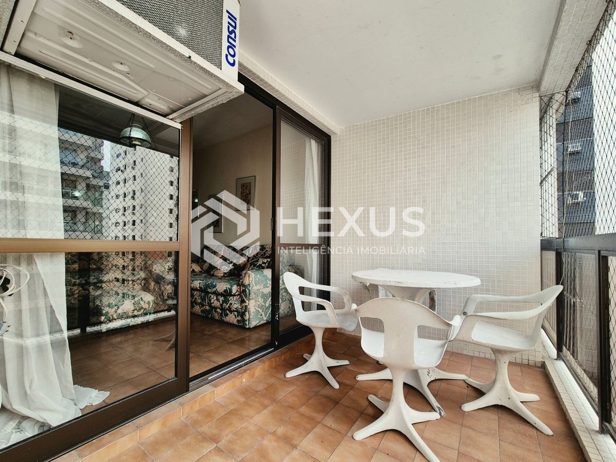 Foto 5 de Apartamento com varanda e lazer a 200m da praia nas Pitangueiras, Guarujá