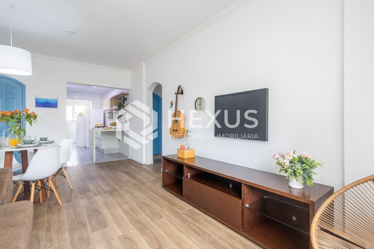 Foto 3 de Apartamento totalmente reformado a 300 metros da Praia das Pitangueiras, Guarujá