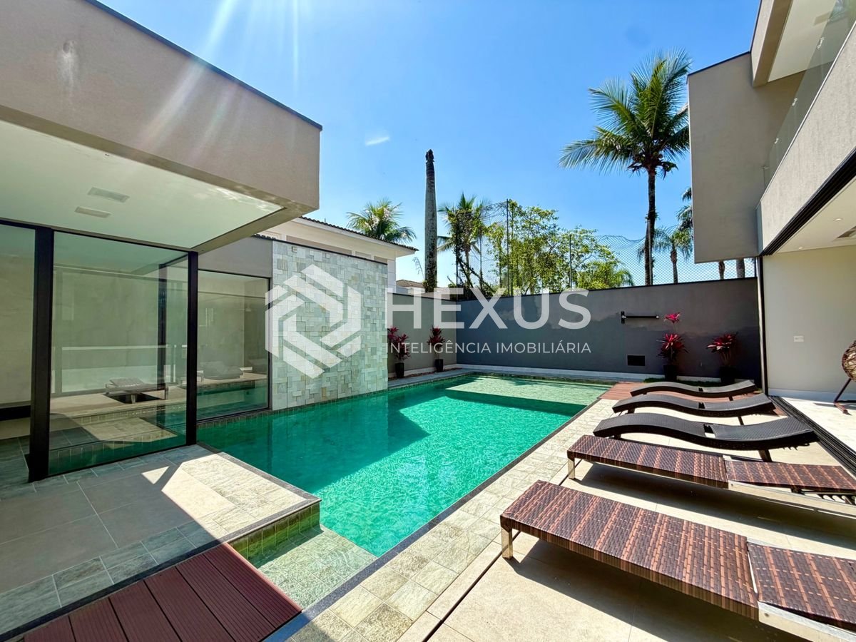 Foto 3 de Casa de alto padrão com piscina e área gourmet no Jardim Acapulco, Guarujá.