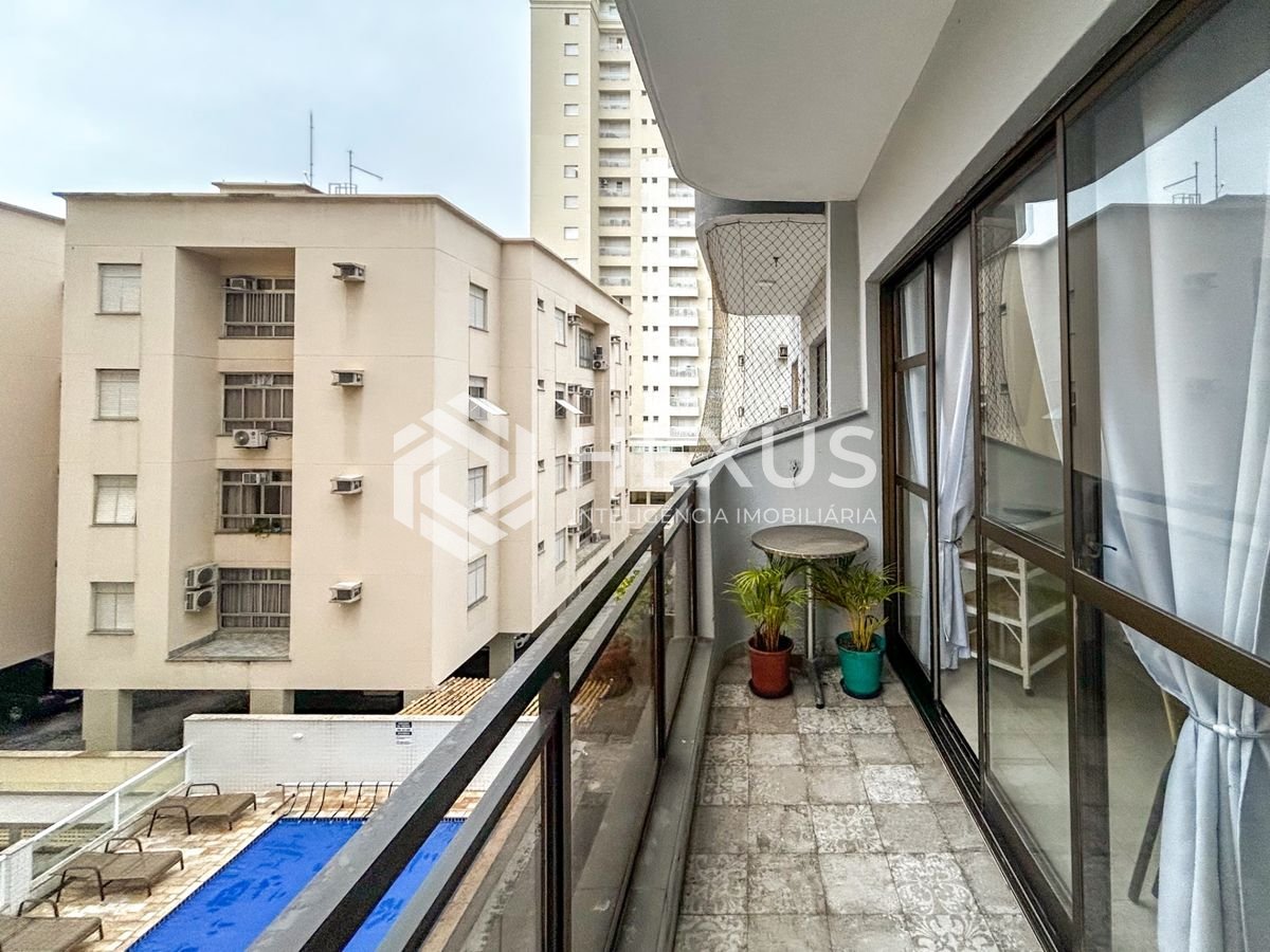 Foto 2 de Apartamento reformado com varanda e lazer a 400m da praia na região do Aquário na Enseada, Guarujá