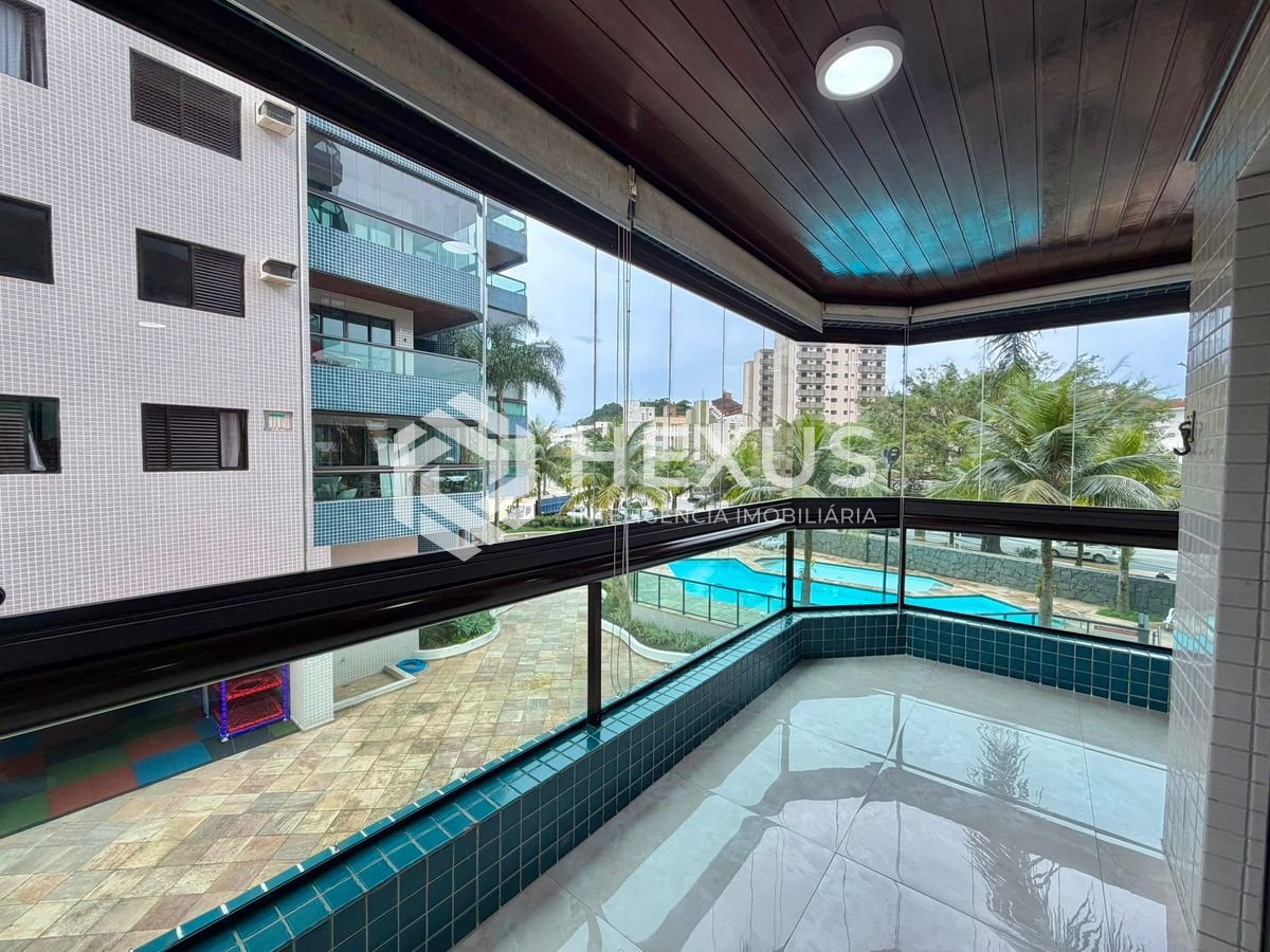 Apartamento reformado com varanda a 3 quadras da praia na Enseada, Guarujá