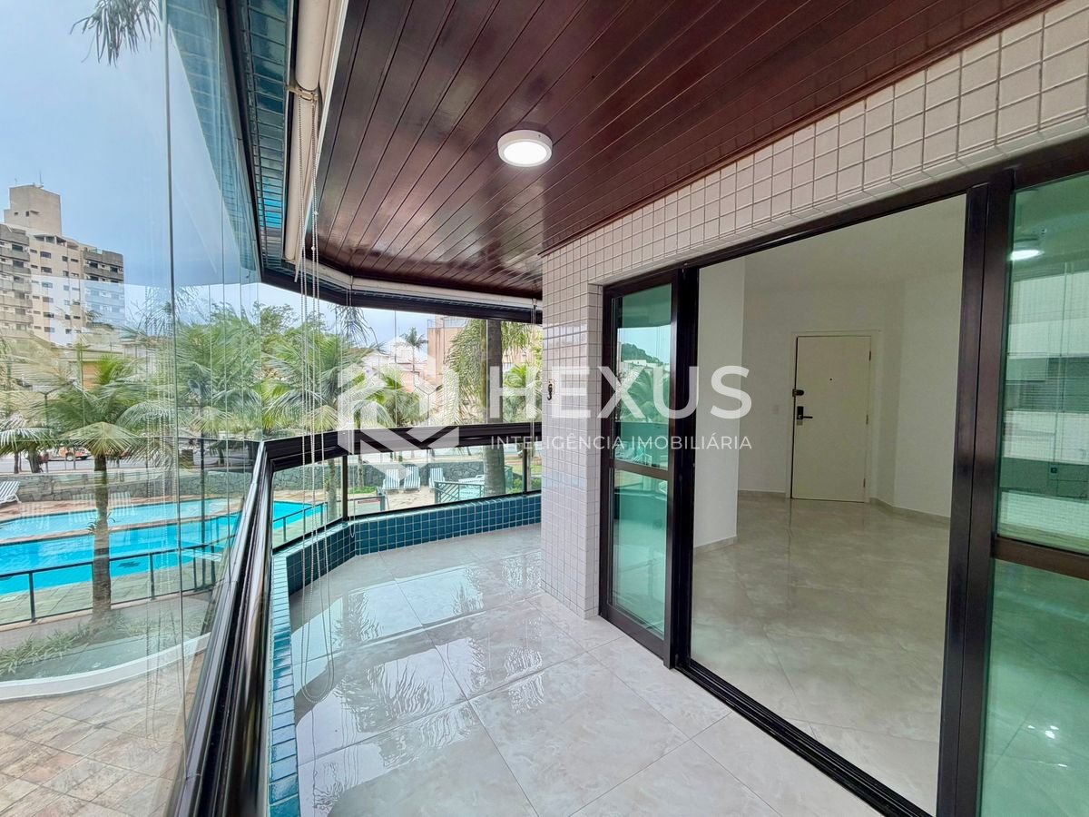 Foto 2 de Apartamento reformado com varanda a 3 quadras da praia na Enseada, Guarujá