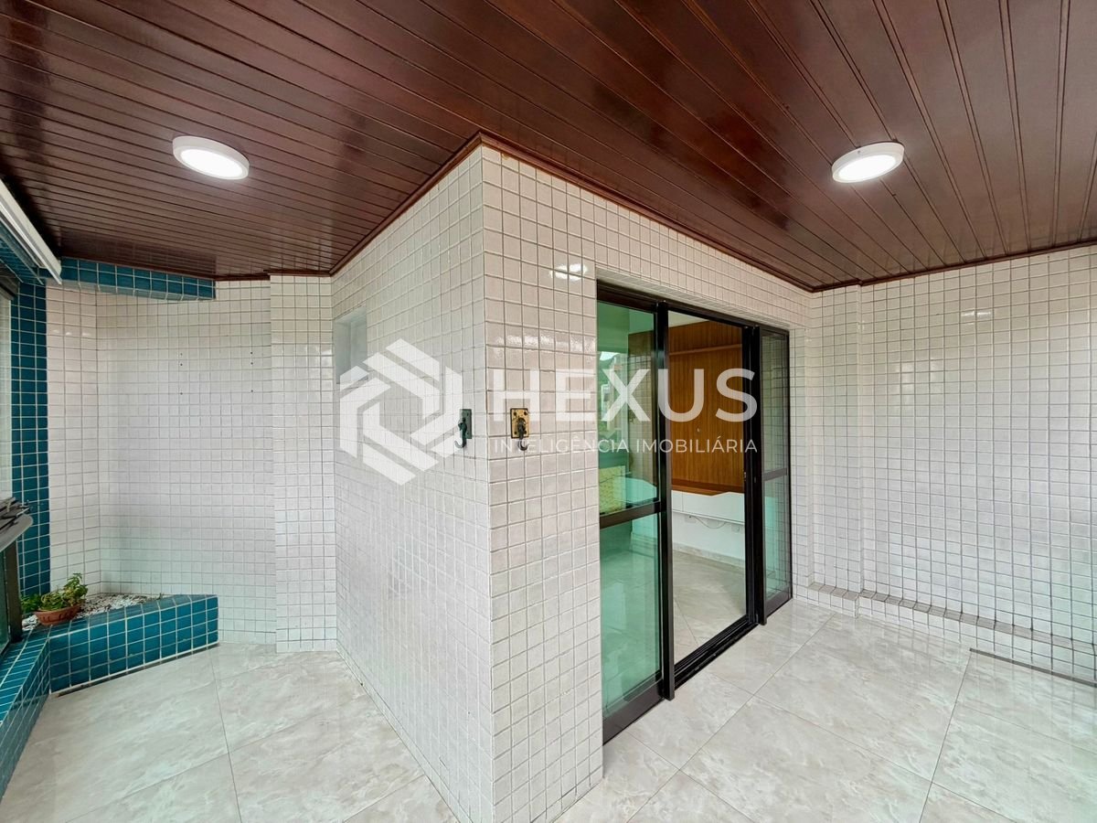 Foto 3 de Apartamento reformado com varanda a 3 quadras da praia na Enseada, Guarujá