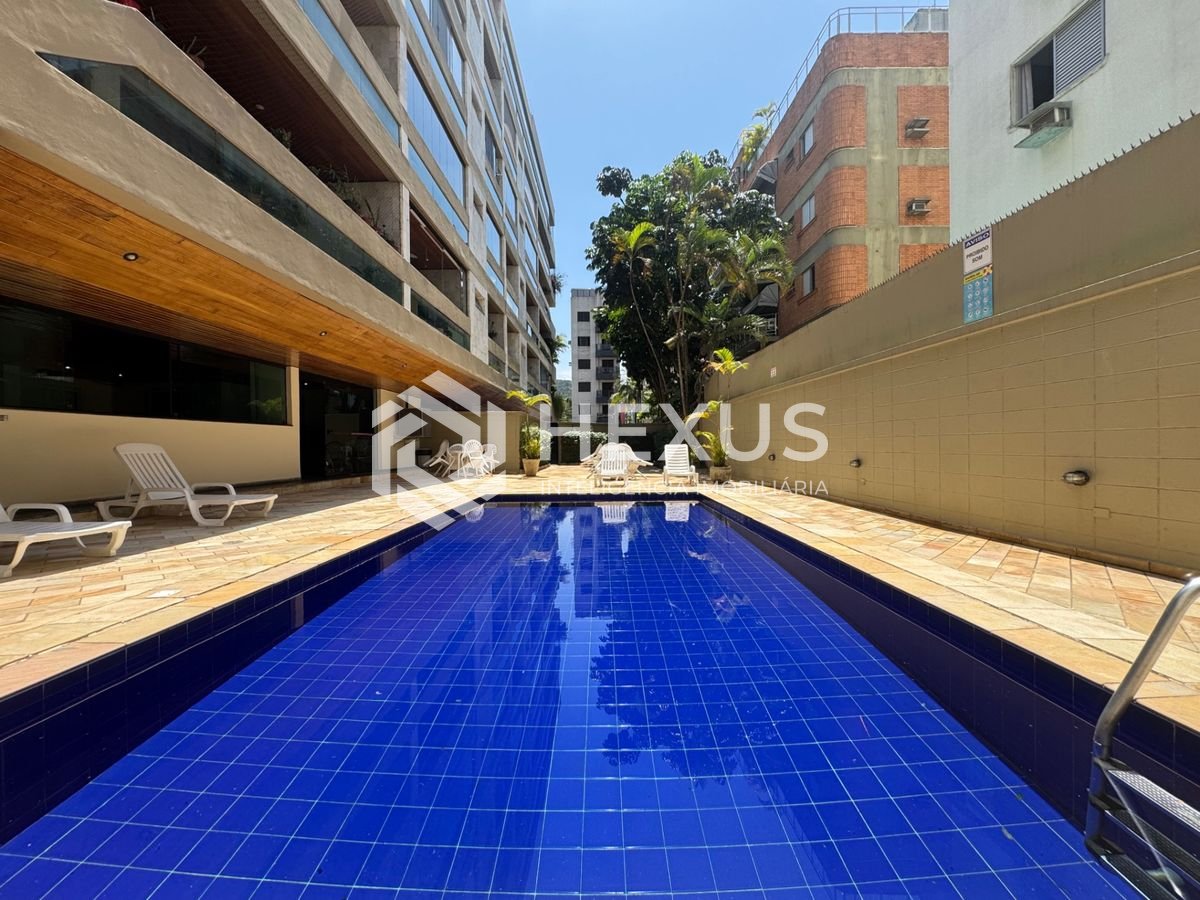 Apartamento com varanda e lazer a 250m da praia na Enseada, Guarujá