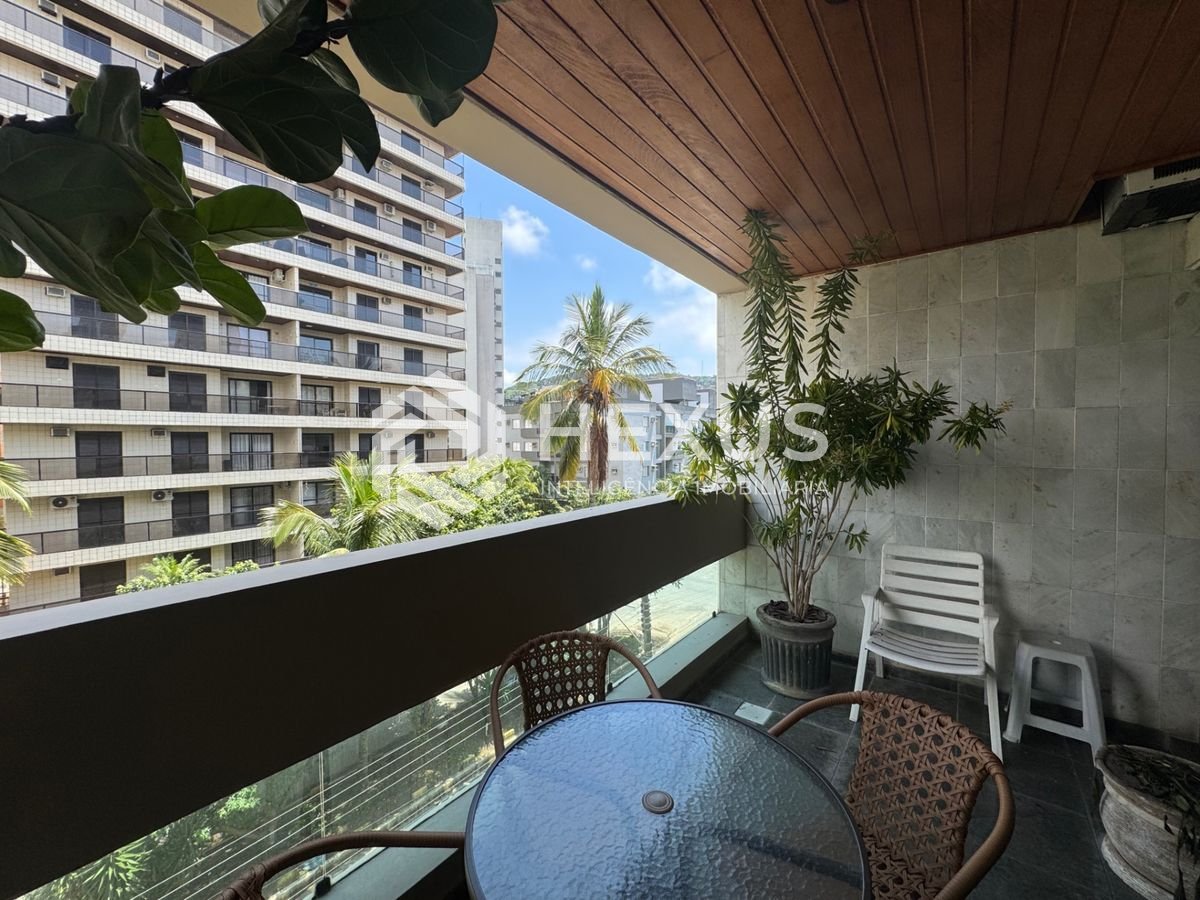 Foto 3 de Apartamento com varanda e lazer a 250m da praia na Enseada, Guarujá
