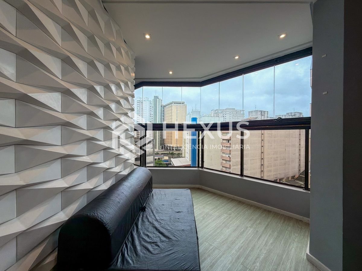 Foto 3 de Apartamento reformado com varanda vista mar e lazer no Jardim Astúrias, Guarujá