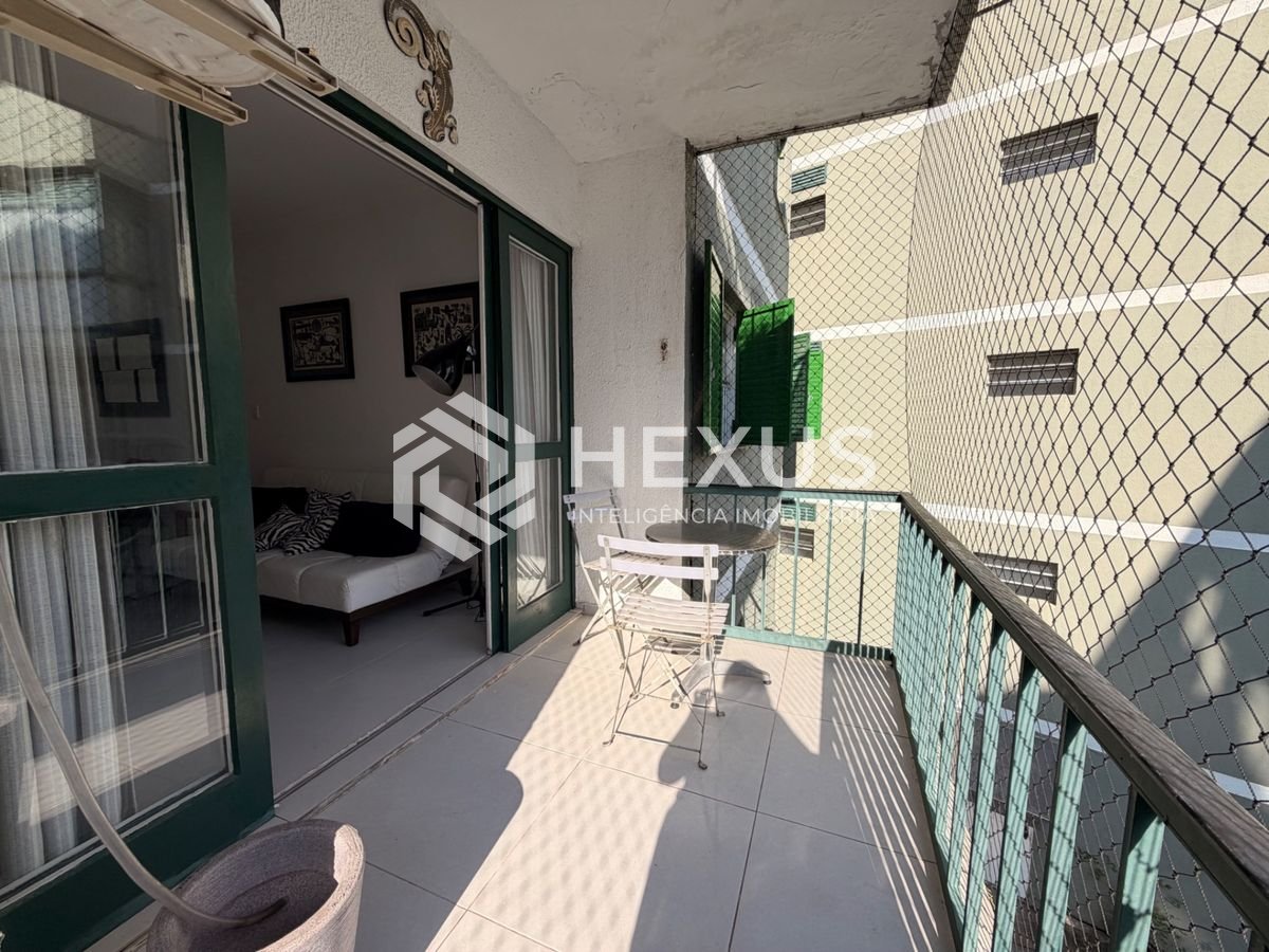 Foto 5 de Apartamento reformado com varanda e lazer a 450m da praia na Enseada, Guarujá