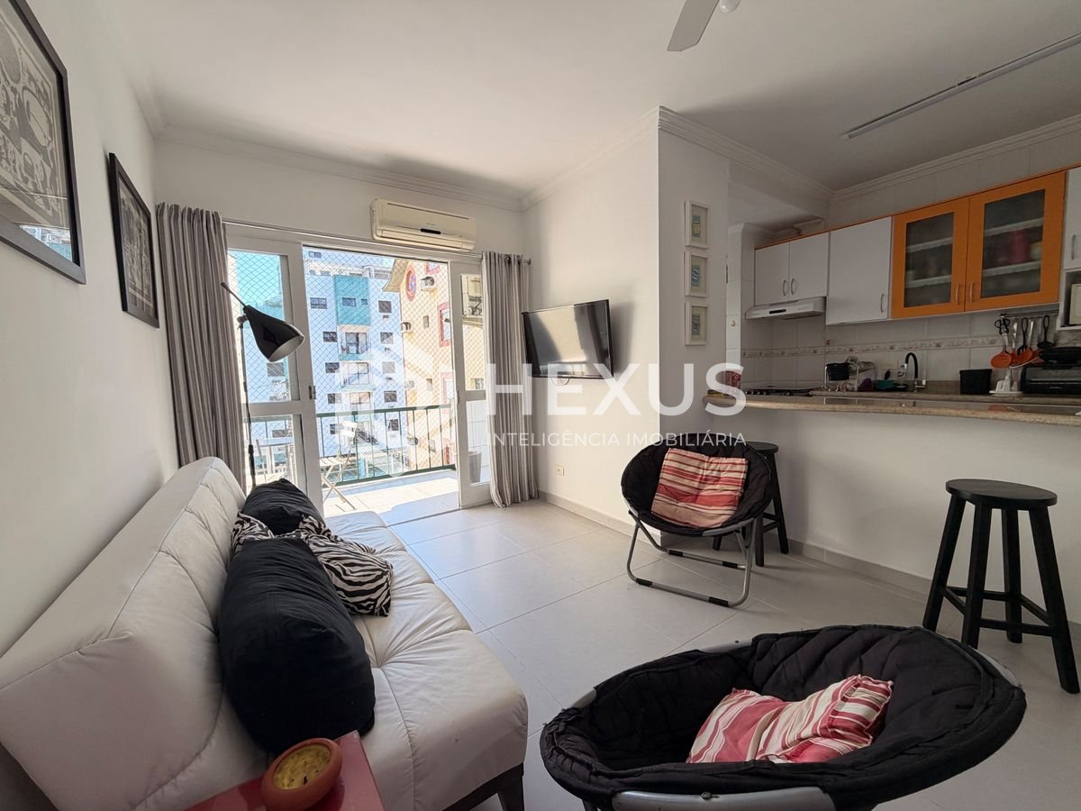 Foto 3 de Apartamento reformado com varanda e lazer a 450m da praia na Enseada, Guarujá