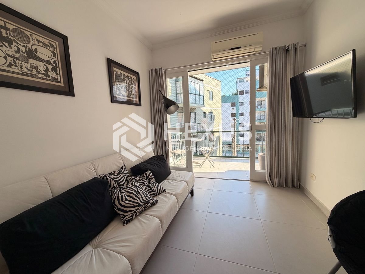 Foto 4 de Apartamento reformado com varanda e lazer a 450m da praia na Enseada, Guarujá