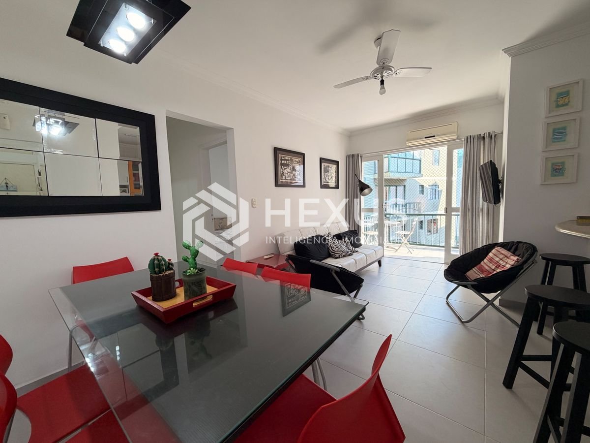 Foto 2 de Apartamento reformado com varanda e lazer a 450m da praia na Enseada, Guarujá