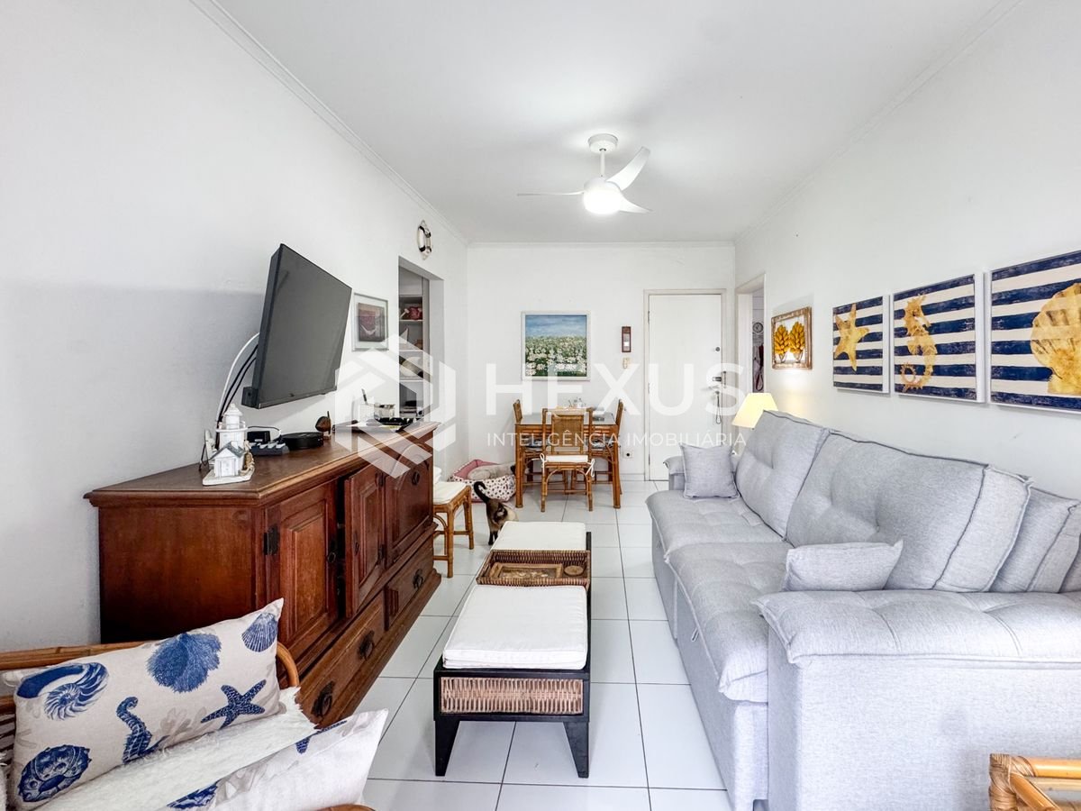 Foto 3 de Apartamento reformado com varanda e lazer a 300m da praia na região da Barra Funda nas Pitangueiras, Guarujá