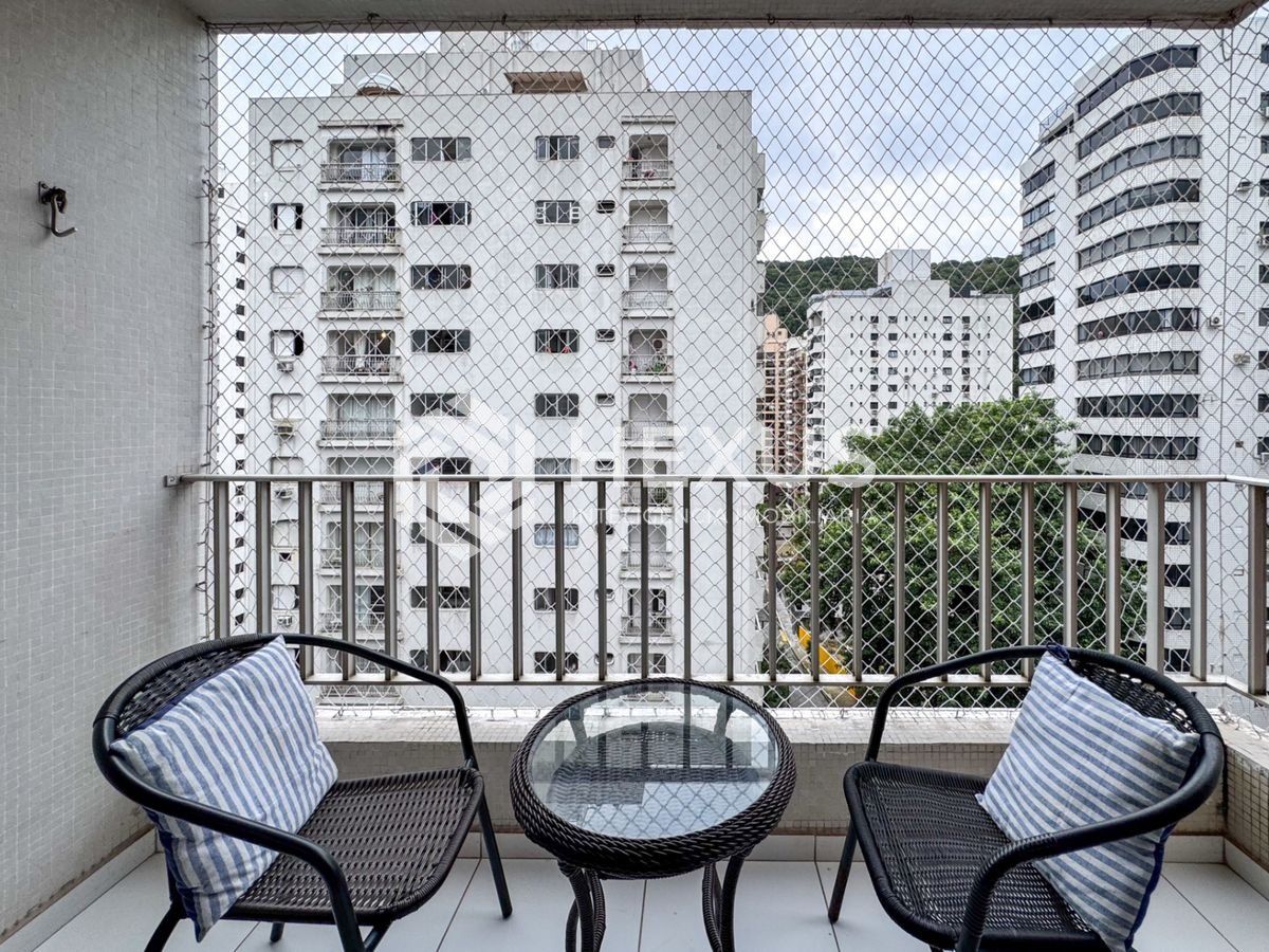 Foto 4 de Apartamento reformado com varanda e lazer a 300m da praia na região da Barra Funda nas Pitangueiras, Guarujá